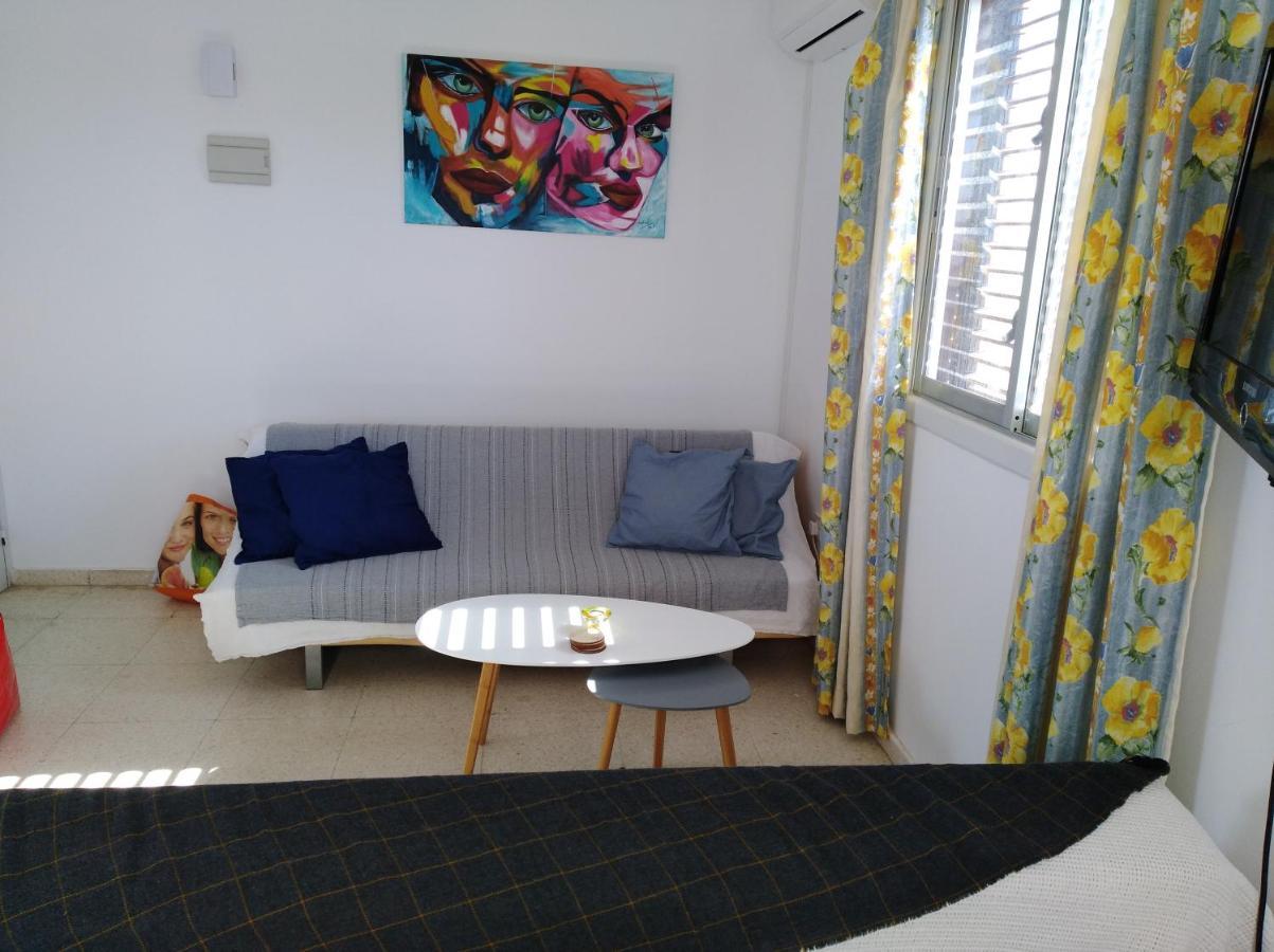 Larnaca, Pervolia 1 bedroom seaside apartment Bagian luar foto